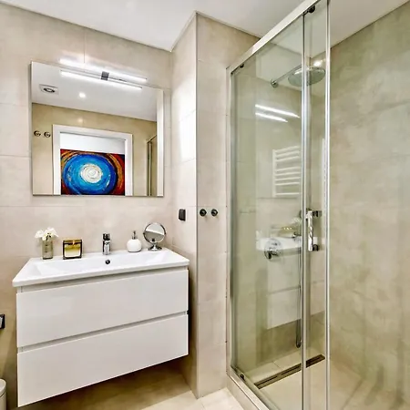 Luxurious Beachside With Pool & Seaview Appartement