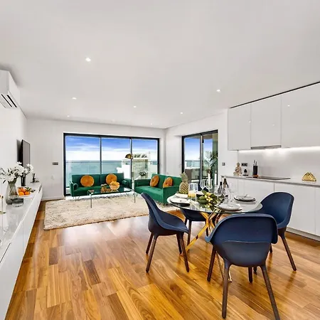 Luxurious Beachside With Pool & Seaview *