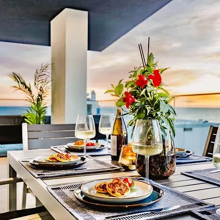 Apartamento Luxurious Beachside With Pool & Seaview