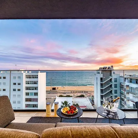 Luxurious Beachside With Pool & Seaview *