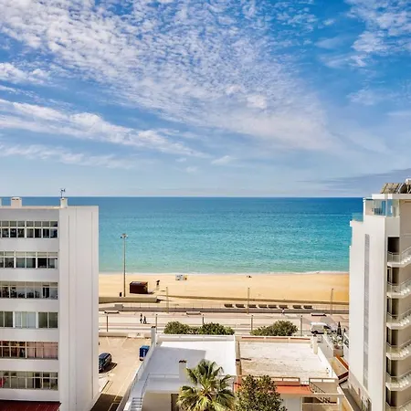 شقة Luxurious Beachside With Pool & Seaview *