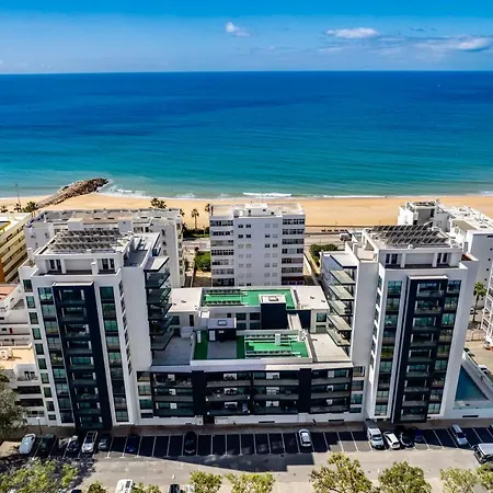 Luxurious Beachside With Pool & Seaview
