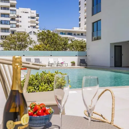 Luxurious Beachside With Pool & Seaview شقة كوارتيرا