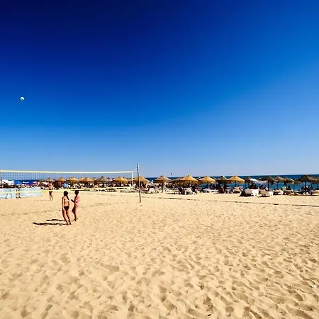 شقة Luxurious Beachside With Pool & Seaview